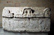 Vápencový sarkofág manželov. 3 stor. n. l.